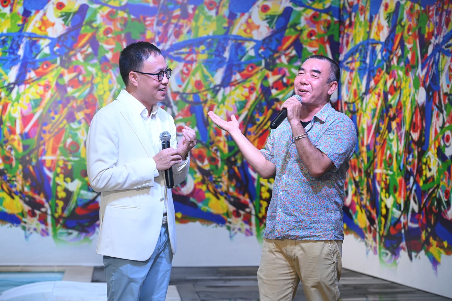 Nhà sưu tầm Phan Minh Thông 'bén duyên' cùng họa sĩ Đặng Phương Việt trong triển lãm 'Họa Cá'- Ảnh 1. Nhà sưu tầm Phan Minh Thông 'bén duyên' cùng họa sĩ Đặng Phương Việt trong triển lãm 'Họa Cá'- Ảnh 1.