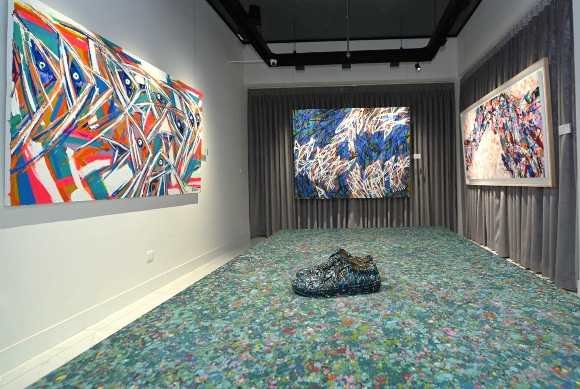 Nhà sưu tầm Phan Minh Thông 'bén duyên' cùng họa sĩ Đặng Phương Việt trong triển lãm 'Họa Cá'- Ảnh 5. Nhà sưu tầm Phan Minh Thông 'bén duyên' cùng họa sĩ Đặng Phương Việt trong triển lãm 'Họa Cá'- Ảnh 5.