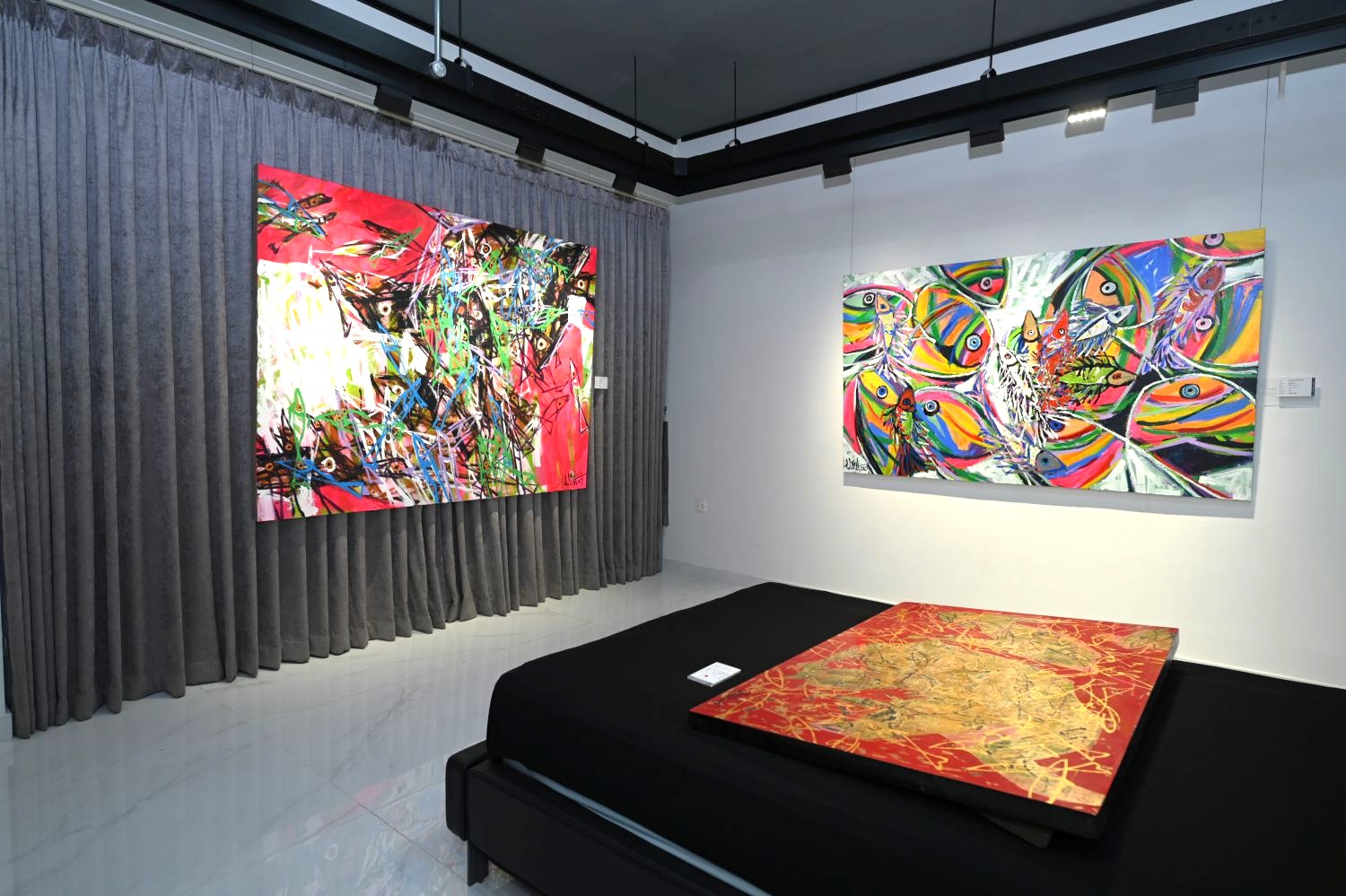 Nhà sưu tầm Phan Minh Thông 'bén duyên' cùng họa sĩ Đặng Phương Việt trong triển lãm 'Họa Cá'- Ảnh 6. Nhà sưu tầm Phan Minh Thông 'bén duyên' cùng họa sĩ Đặng Phương Việt trong triển lãm 'Họa Cá'- Ảnh 6.