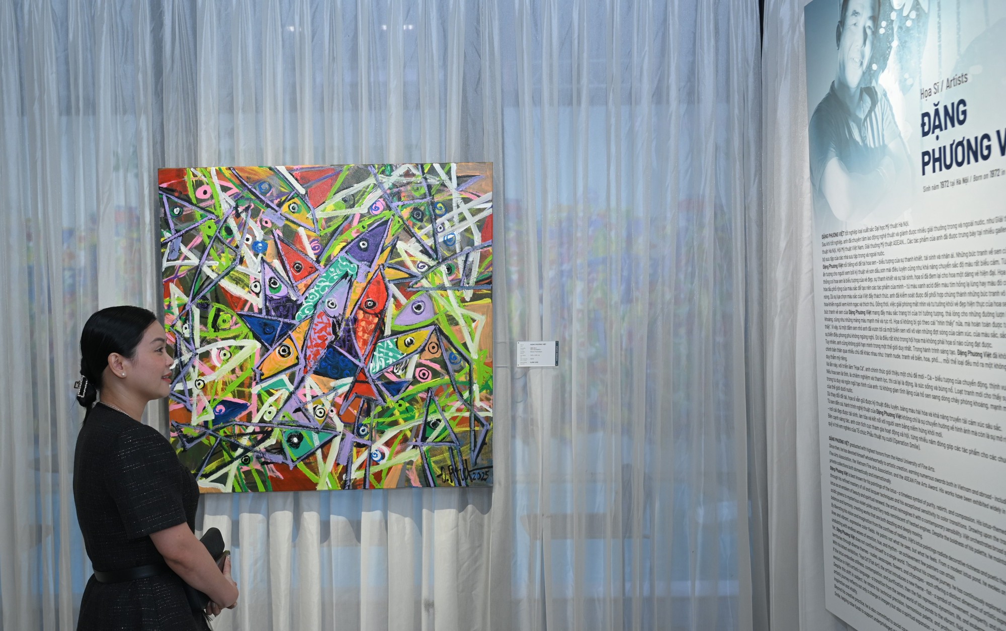 Nhà sưu tầm Phan Minh Thông 'bén duyên' cùng họa sĩ Đặng Phương Việt trong triển lãm 'Họa Cá'- Ảnh 4. Nhà sưu tầm Phan Minh Thông 'bén duyên' cùng họa sĩ Đặng Phương Việt trong triển lãm 'Họa Cá'- Ảnh 4.