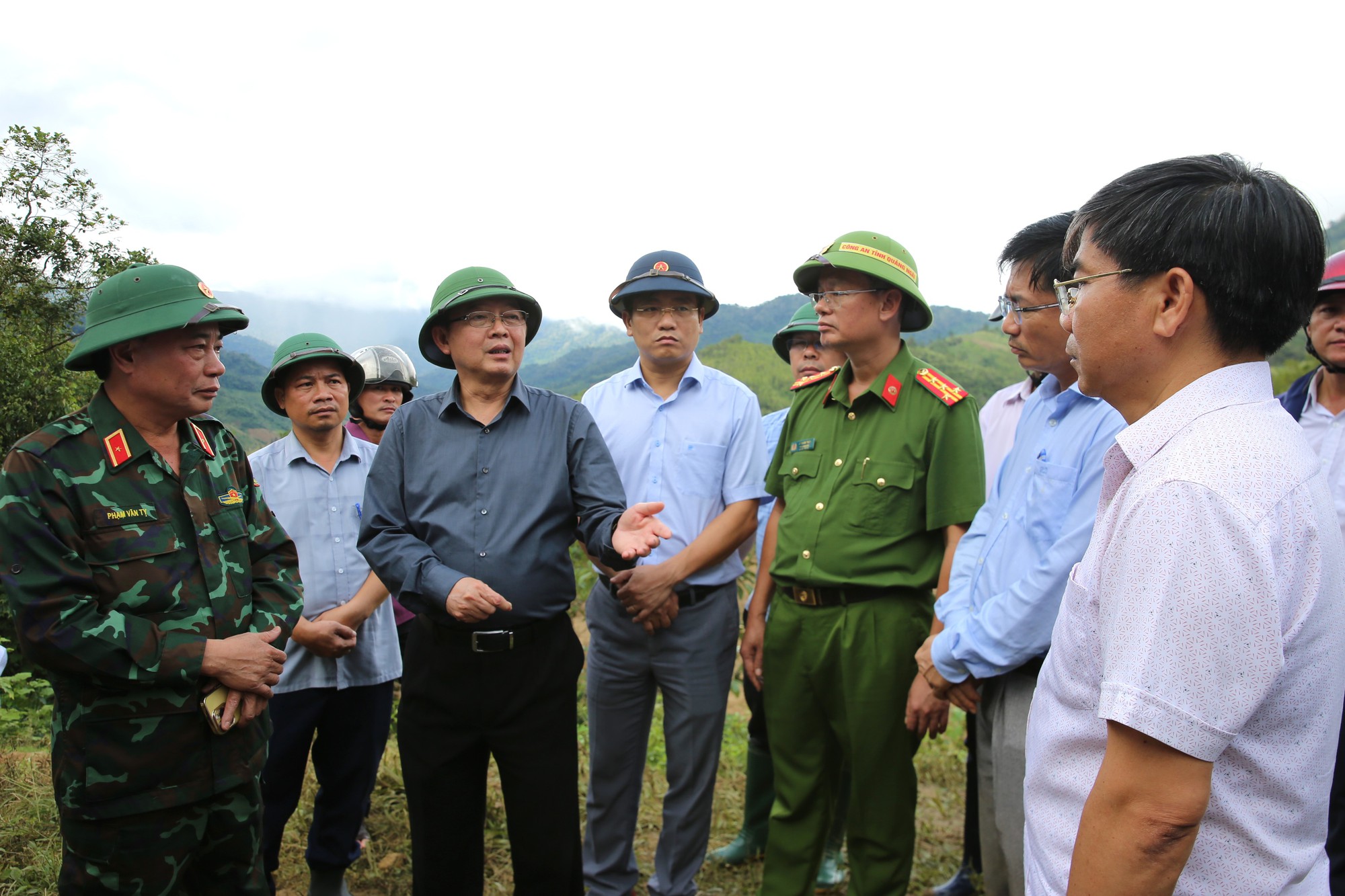 Quảng Ngãi mở đường, phá thế cô lập cho 5 thôn ở xã Ngọc Linh- Ảnh 1. Quảng Ngãi mở đường, phá thế cô lập cho 5 thôn ở xã Ngọc Linh- Ảnh 1.