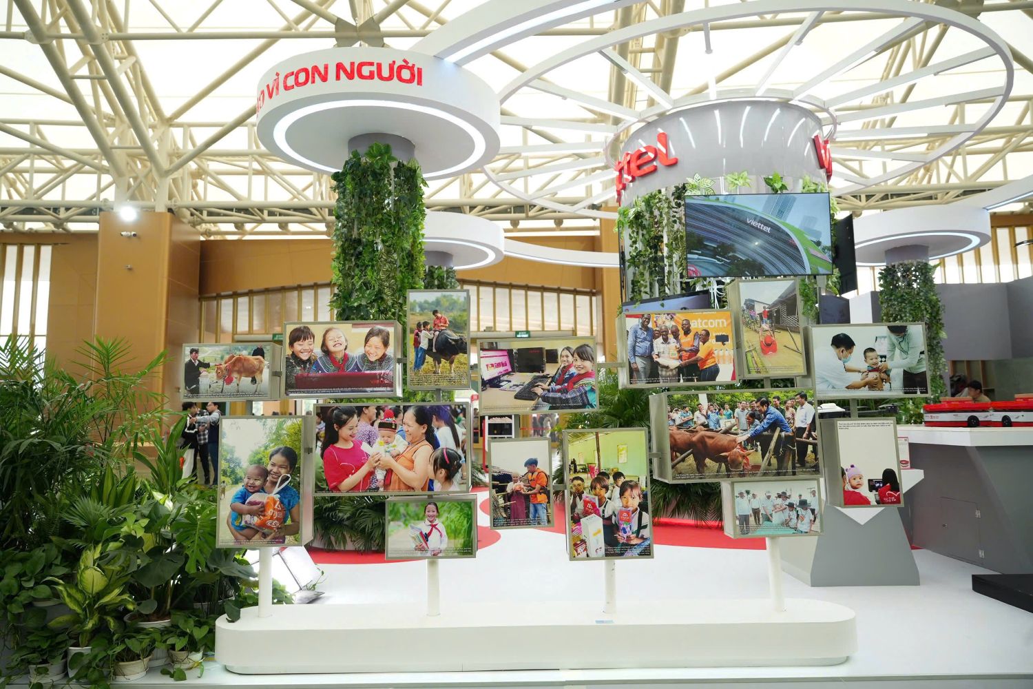 Gian hàng Viettel tại Hội chợ Mùa Thu thu hút khách tham quan- Ảnh 1. Gian hàng Viettel tại Hội chợ Mùa Thu thu hút khách tham quan- Ảnh 1.