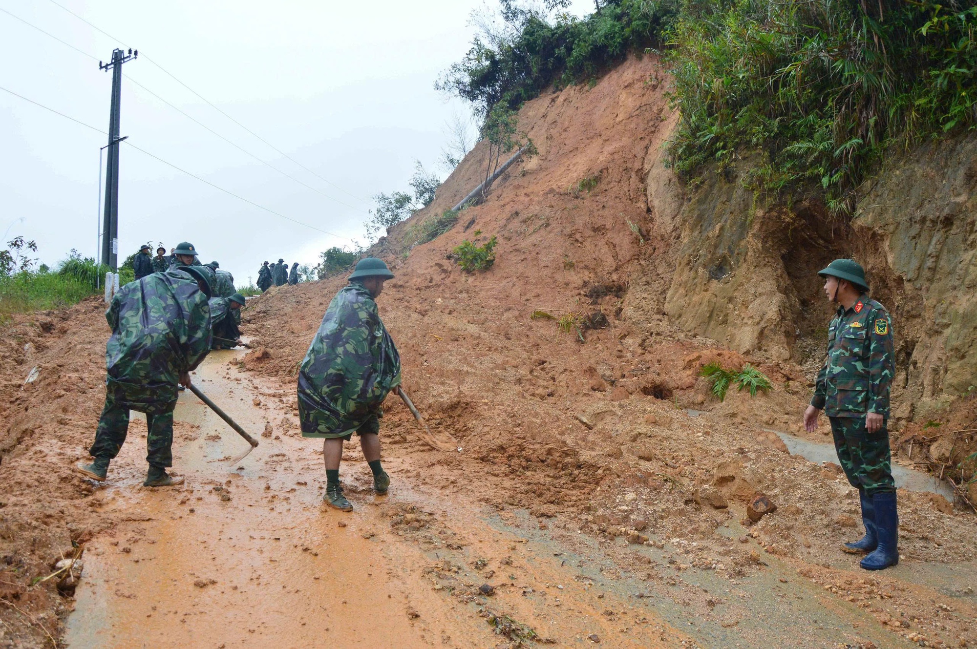 Quảng Ngãi mở đường, phá thế cô lập cho 5 thôn ở xã Ngọc Linh- Ảnh 4. Quảng Ngãi mở đường, phá thế cô lập cho 5 thôn ở xã Ngọc Linh- Ảnh 4.