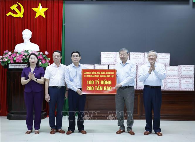 Tổng Bí thư Tô Lâm thăm, tặng quà người dân bị ảnh hưởng do mưa lũ tại Huế- Ảnh 3. Tổng Bí thư Tô Lâm thăm, tặng quà người dân bị ảnh hưởng do mưa lũ tại Huế- Ảnh 3.