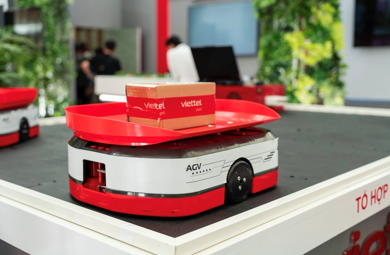 Gian hàng Viettel tại Hội chợ Mùa Thu thu hút khách tham quan- Ảnh 4. Gian hàng Viettel tại Hội chợ Mùa Thu thu hút khách tham quan- Ảnh 4.