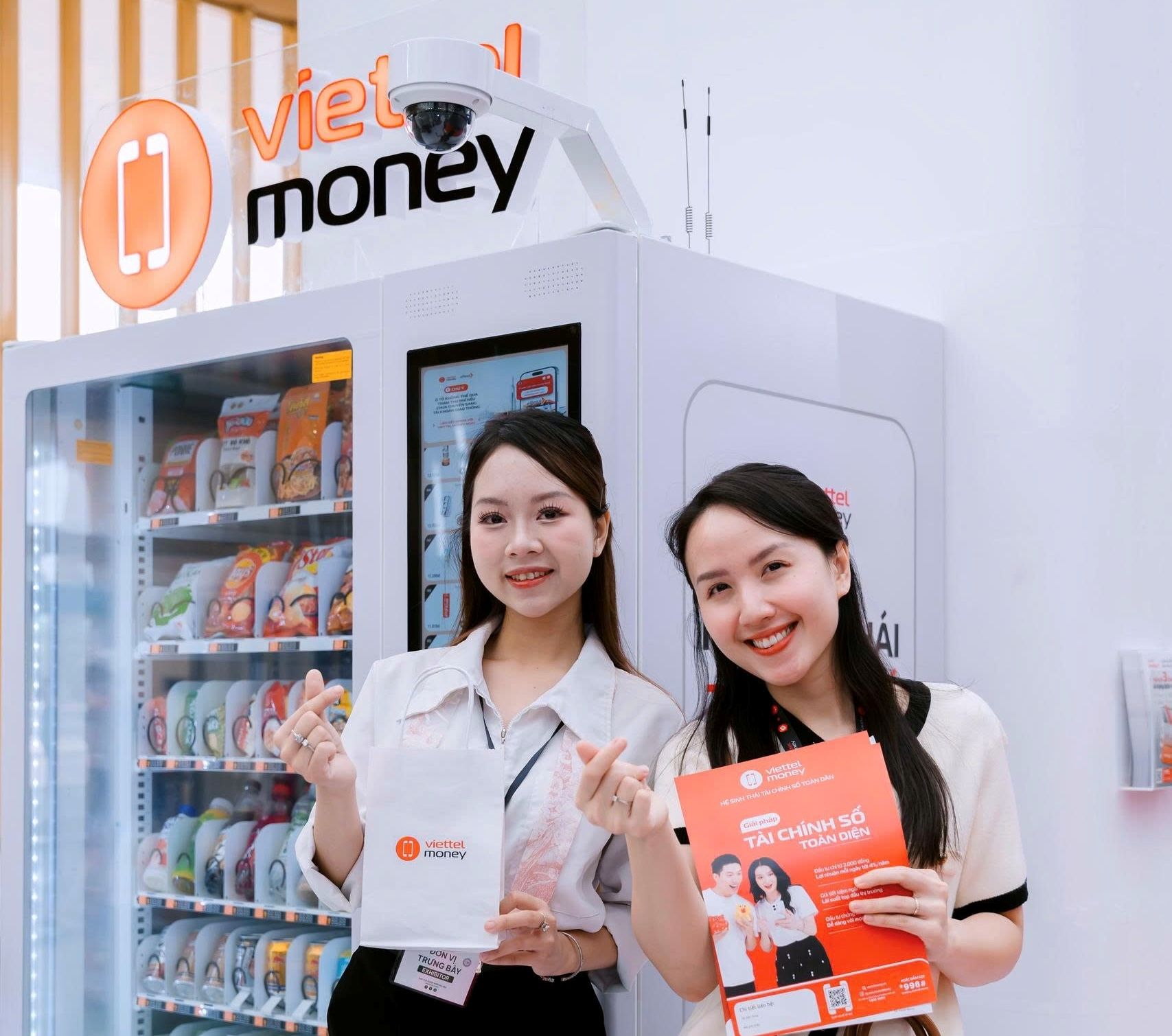 Gian hàng Viettel tại Hội chợ Mùa Thu thu hút khách tham quan- Ảnh 3.