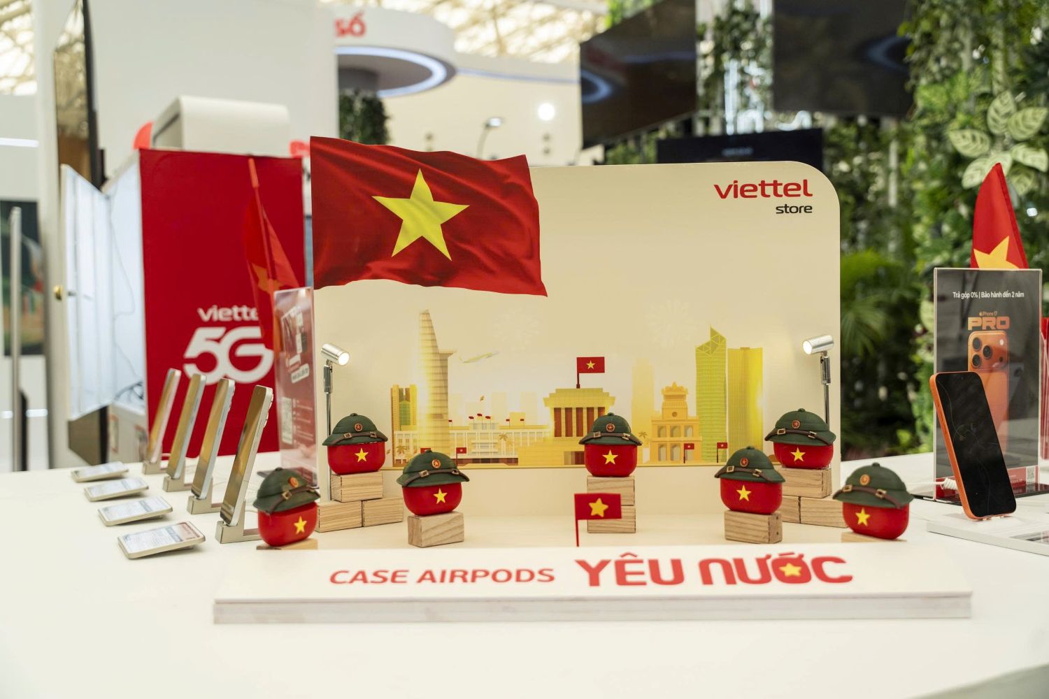 Gian hàng Viettel tại Hội chợ Mùa Thu thu hút khách tham quan- Ảnh 2.