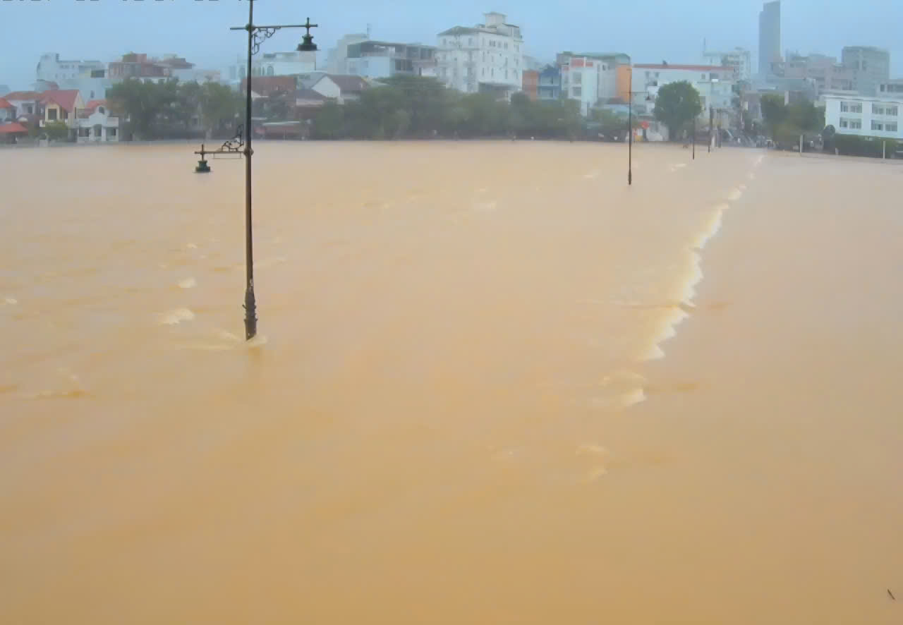 Mưa lớn ở thượng nguồn, lũ trên sông Hương, sông Bồ đang lên- Ảnh 1.