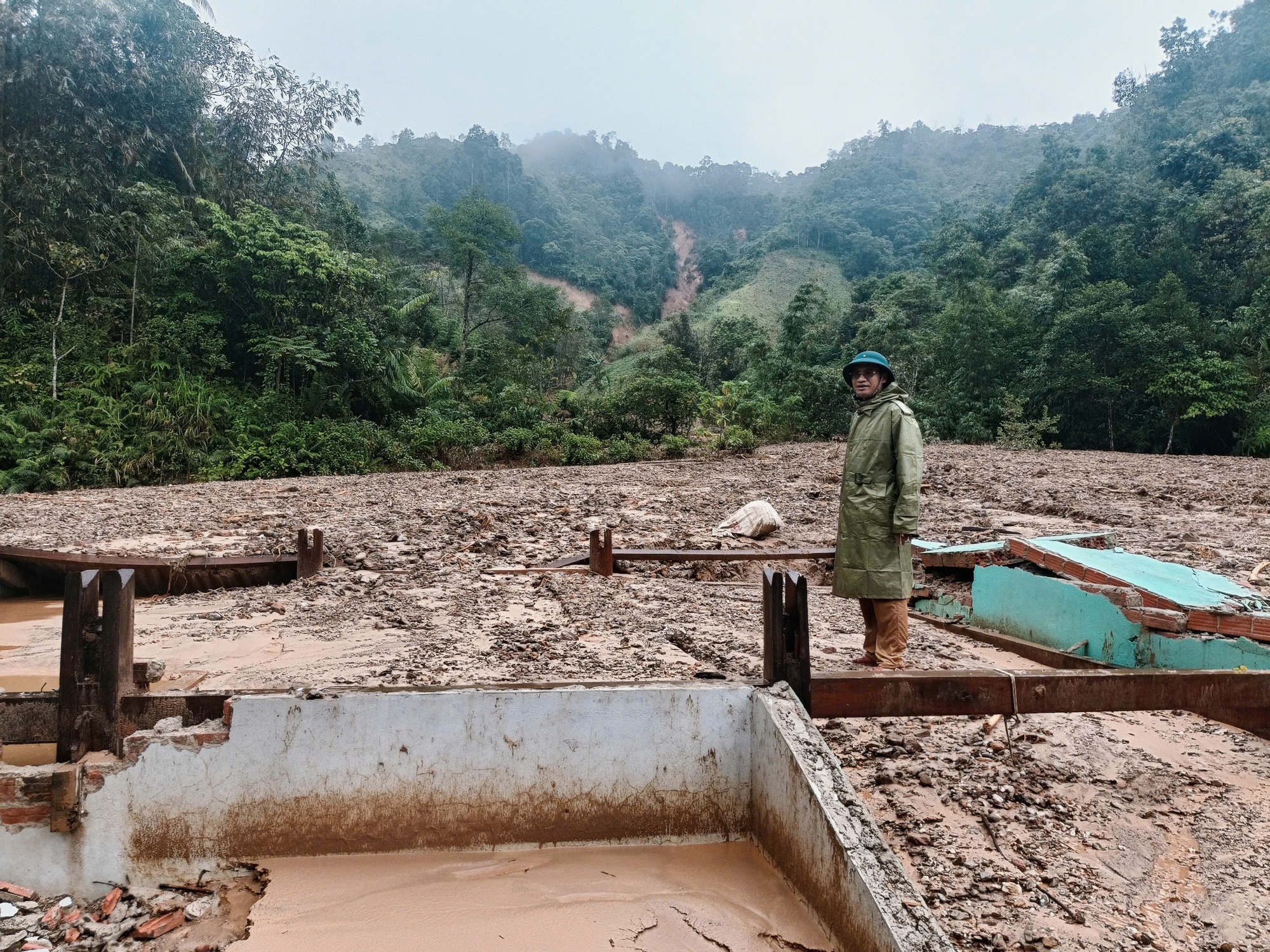 Đà Nẵng: Sơ tán nhiều hộ dân ở miền núi trước nguy cơ sạt lở- Ảnh 5. Đà Nẵng: Sơ tán nhiều hộ dân ở miền núi trước nguy cơ sạt lở- Ảnh 5.