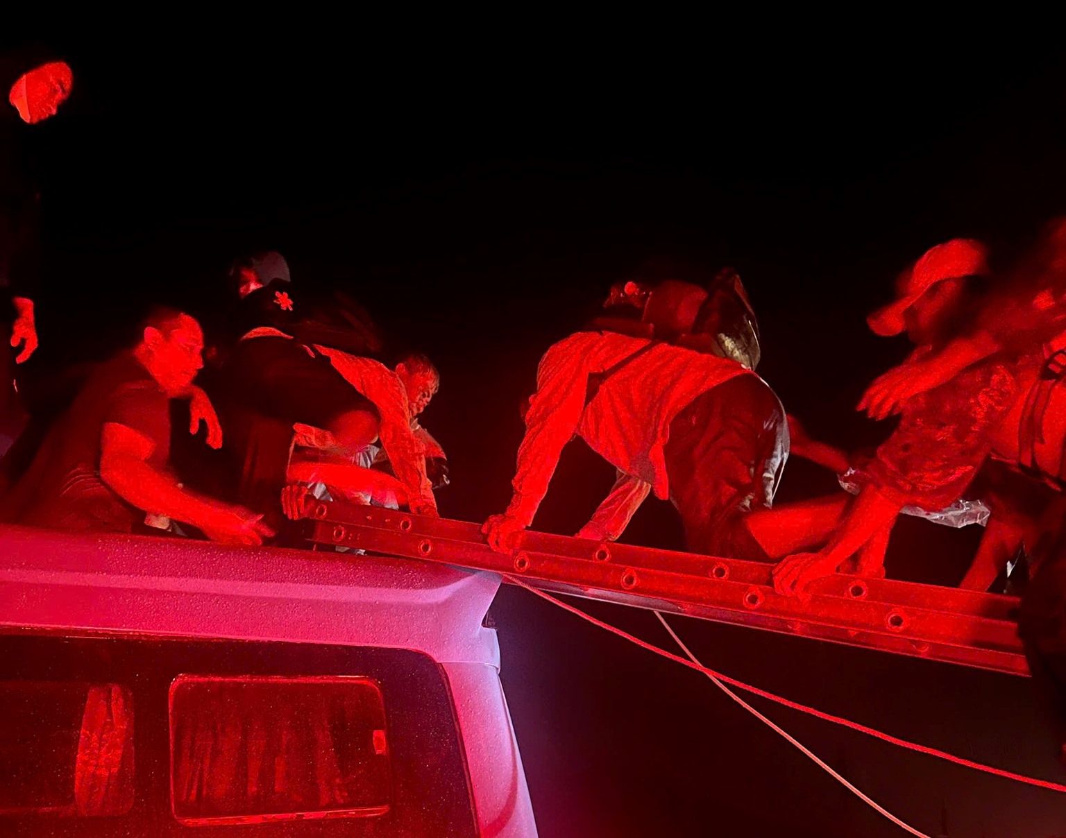 Khánh Hòa: Giải cứu thành công 33 người trên xe khách mất lái giữa dòng lũ- Ảnh 2. Khánh Hòa: Giải cứu thành công 33 người trên xe khách mất lái giữa dòng lũ- Ảnh 2.