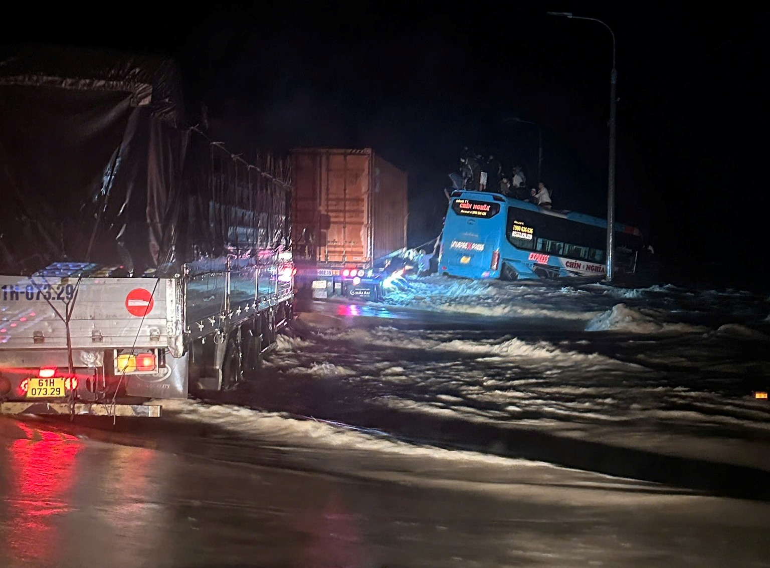 Khánh Hòa: Giải cứu thành công 33 người trên xe khách mất lái giữa dòng lũ- Ảnh 1. Khánh Hòa: Giải cứu thành công 33 người trên xe khách mất lái giữa dòng lũ- Ảnh 1.