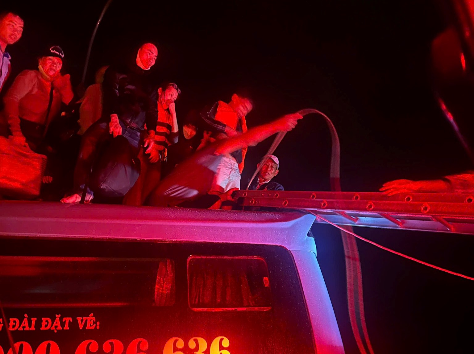 Khánh Hòa: Giải cứu thành công 33 người trên xe khách mất lái giữa dòng lũ- Ảnh 3. Khánh Hòa: Giải cứu thành công 33 người trên xe khách mất lái giữa dòng lũ- Ảnh 3.