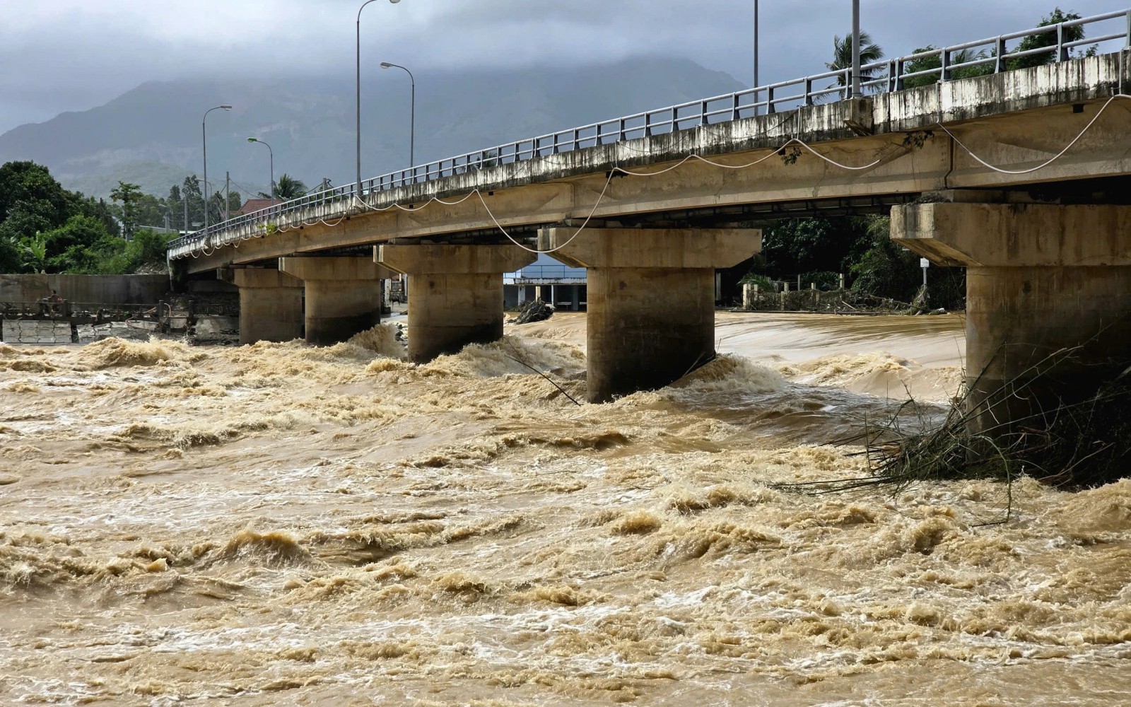 Công điện của Thủ tướng Chính phủ về việc tập trung ứng phó lũ đặc biệt lớn tại Khánh Hòa, Đắk Lắk và Gia Lai