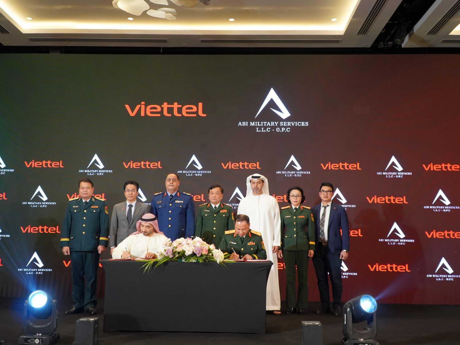 Viettel khai trương Văn phòng đại diện tại Các Tiểu vương quốc Arab Thống nhất- Ảnh 1.