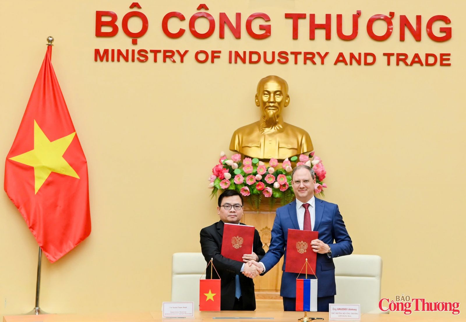 Việt Nam, Nga ký bản ghi nhớ hợp tác về phát triển công nghiệp- Ảnh 1. Việt Nam, Nga ký bản ghi nhớ hợp tác về phát triển công nghiệp- Ảnh 1.