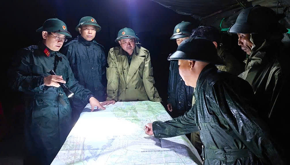 Quân khu 5 triển khai lực lượng khẩn cấp hỗ trợ Gia Lai ứng phó với lũ- Ảnh 1.