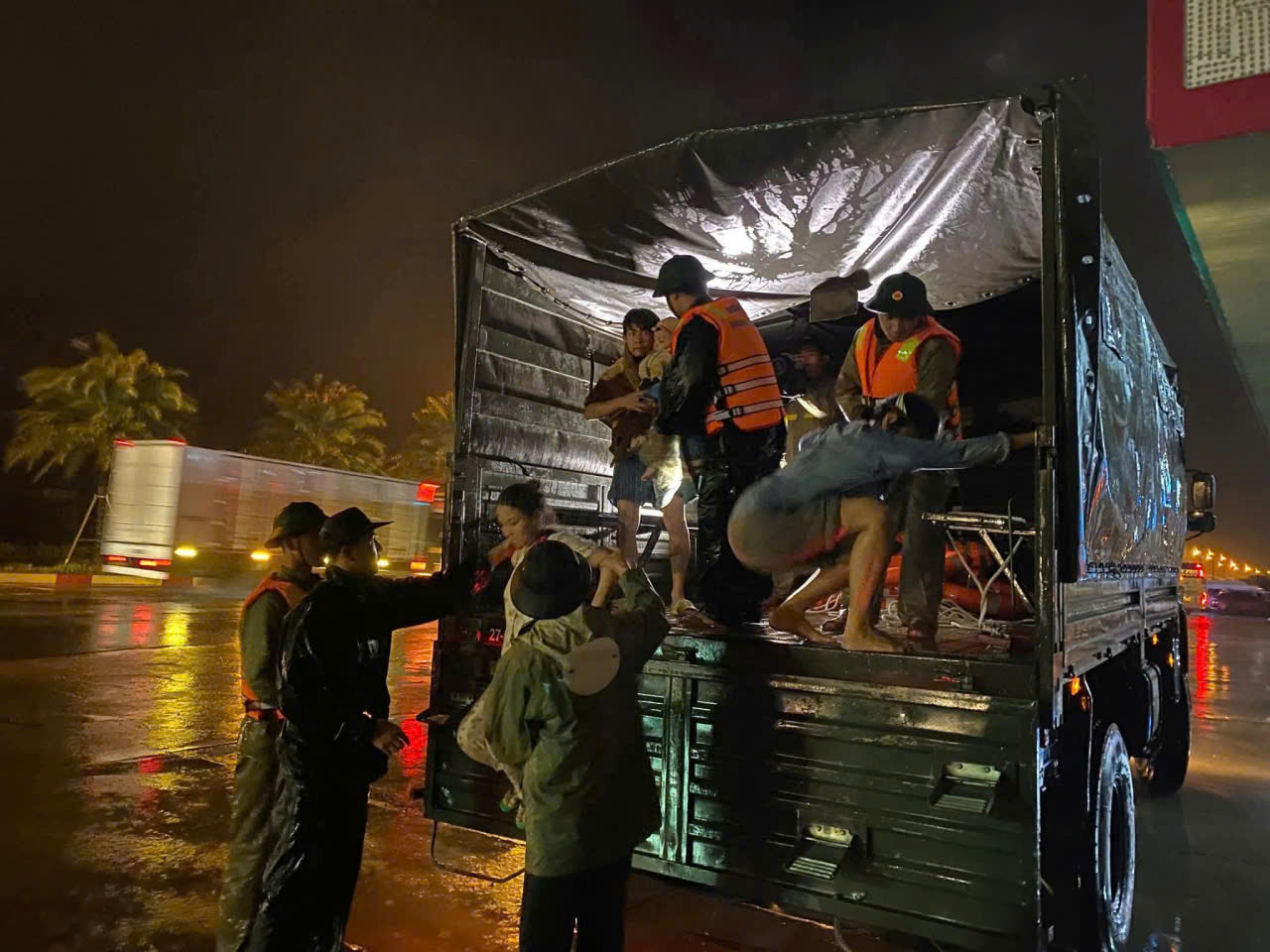 Quân khu 5 triển khai lực lượng khẩn cấp hỗ trợ Gia Lai ứng phó với lũ- Ảnh 2.