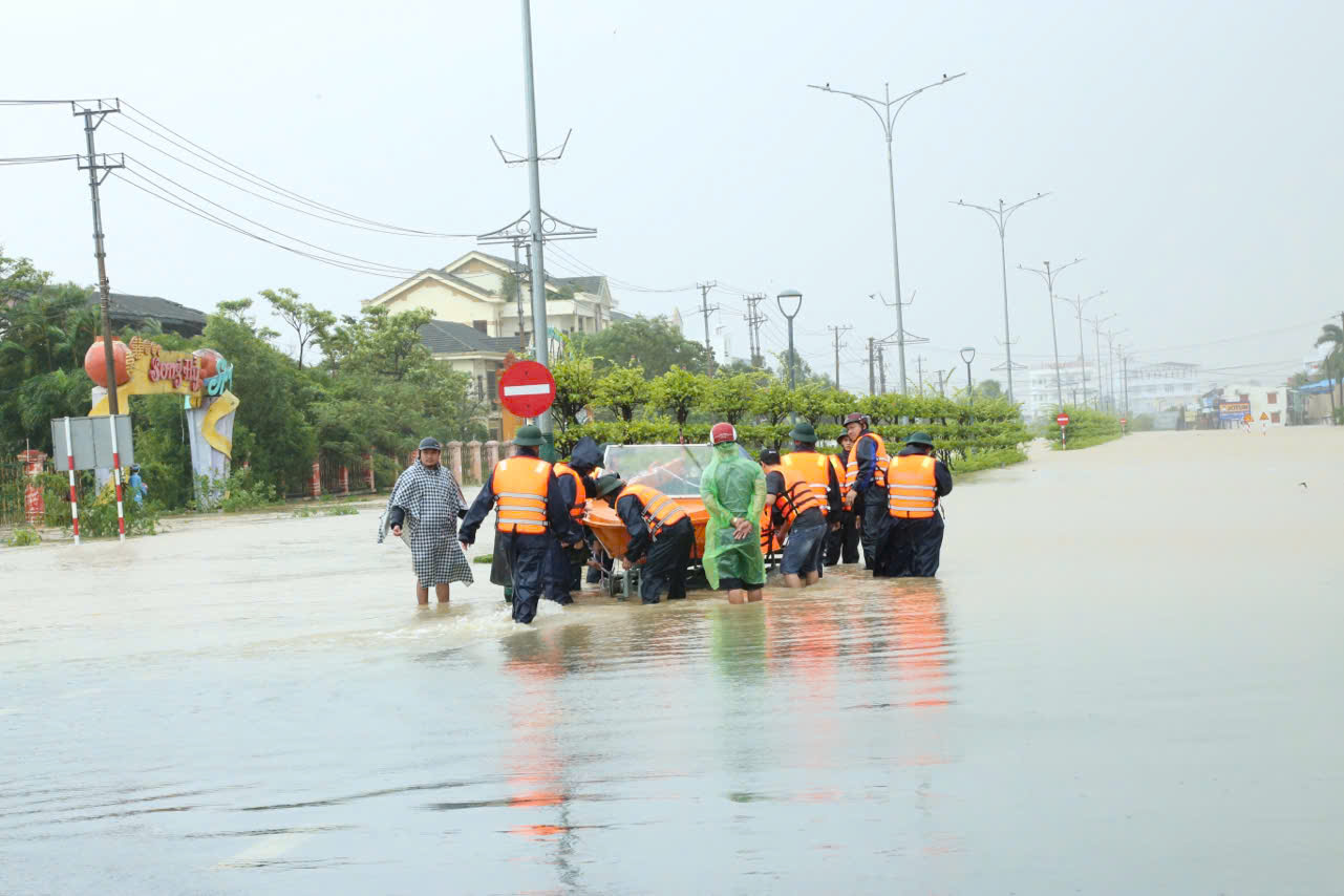 Các lực lượng công an, quân đội nỗ lực cứu, sơ tán khẩn cấp người dân bị cô lập do nước lũ- Ảnh 2. Các lực lượng công an, quân đội nỗ lực cứu, sơ tán khẩn cấp người dân bị cô lập do nước lũ- Ảnh 2.