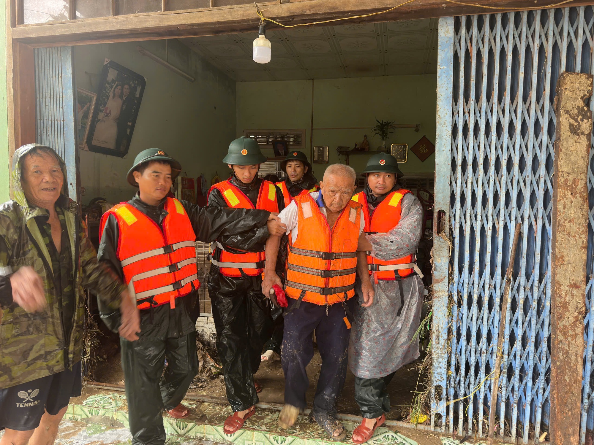 Bộ đội 'đi từng nhà, rà từng hộ' ứng cứu, tiếp tế thực phẩm cho người dân- Ảnh 1.