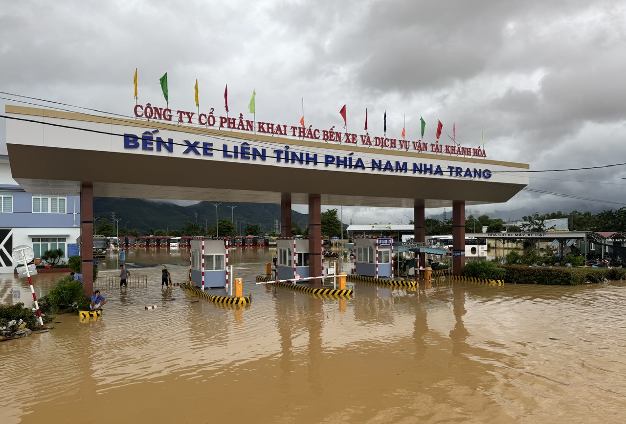 Phó Thủ tướng Hồ Quốc Dũng: Không để người dân kêu cứu trong đêm, bằng mọi cách tiếp cận vùng ngập sâu cứu dân- Ảnh 6.