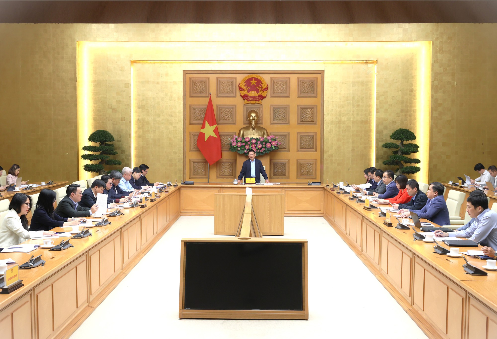 Phó Thủ tướng Hồ Đức Phớc: Phấn đấu CPI năm 2025 tăng khoảng 3,3%- Ảnh 1. Phó Thủ tướng Hồ Đức Phớc: Phấn đấu CPI năm 2025 tăng khoảng 3,3%- Ảnh 1.