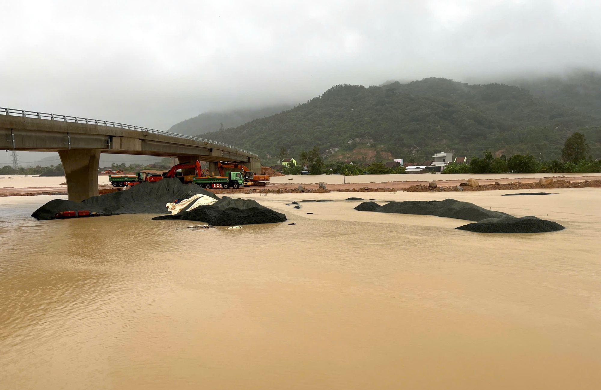 Nước ngập hơn 2m, công trường thi công cao tốc Chí Thạnh-Vân Phong tê liệt hoàn toàn- Ảnh 1.