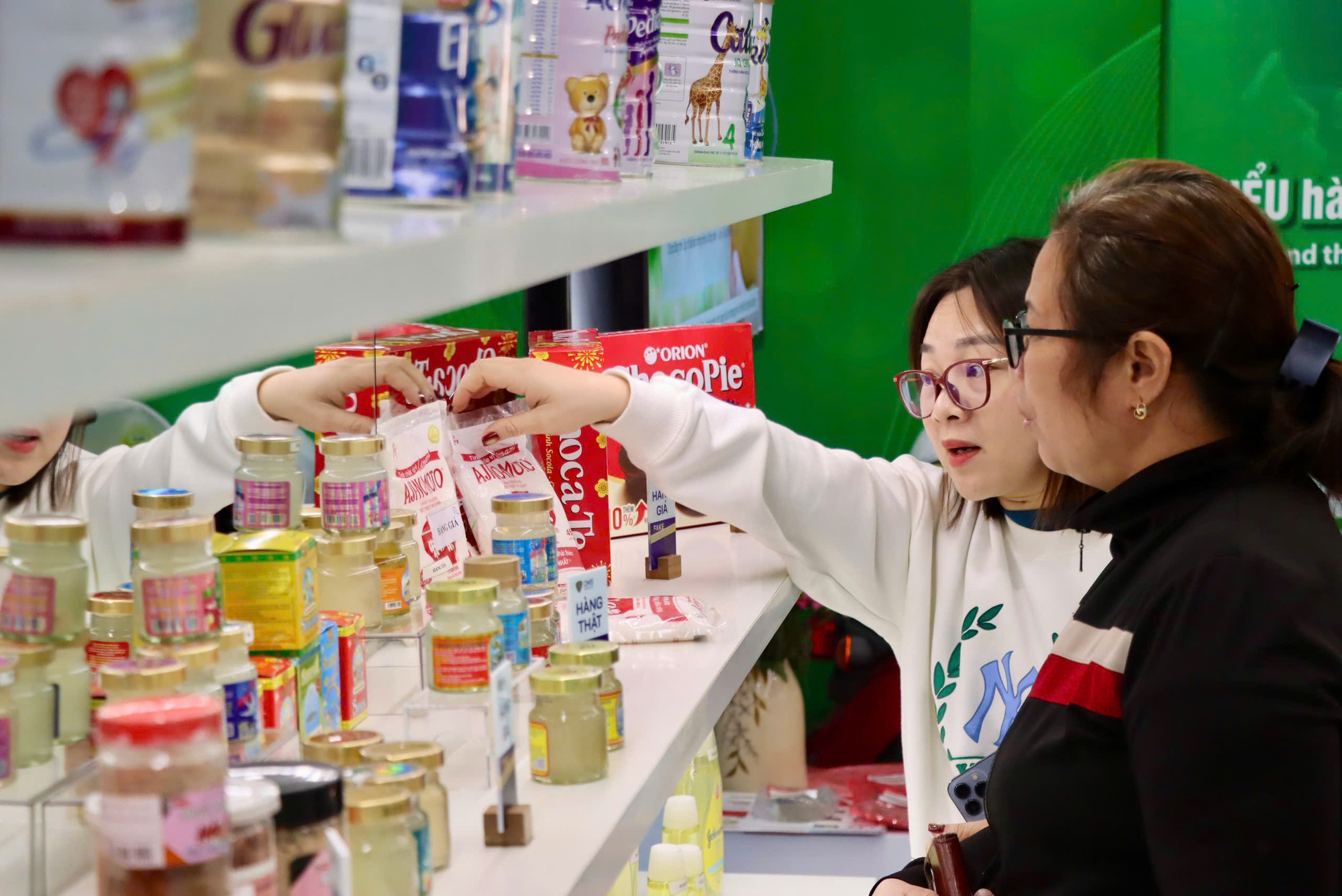 Mở Phòng trưng bày giúp phân biệt hàng giả, hàng nhái- Ảnh 2. Mở Phòng trưng bày giúp phân biệt hàng giả, hàng nhái- Ảnh 2.