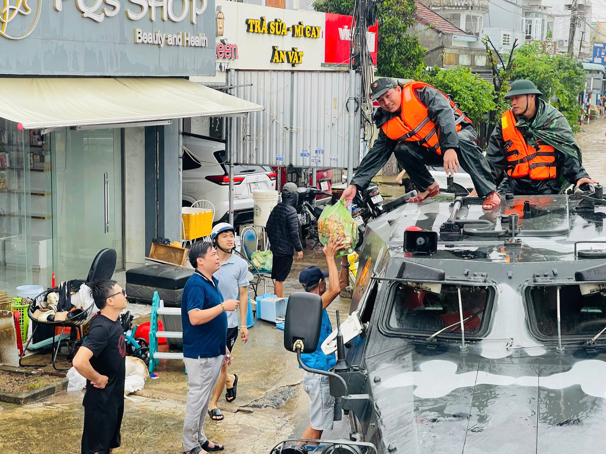 Xe thiết giáp vượt lũ tiếp tế thực phẩm cho người dân Đắk Lắk- Ảnh 5.