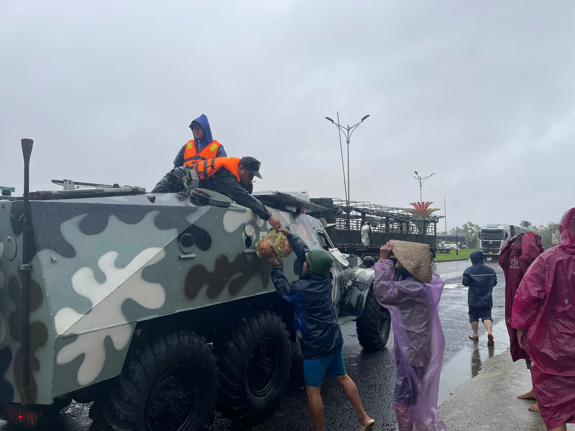 Xe thiết giáp vượt lũ tiếp tế thực phẩm cho người dân Đắk Lắk- Ảnh 4.