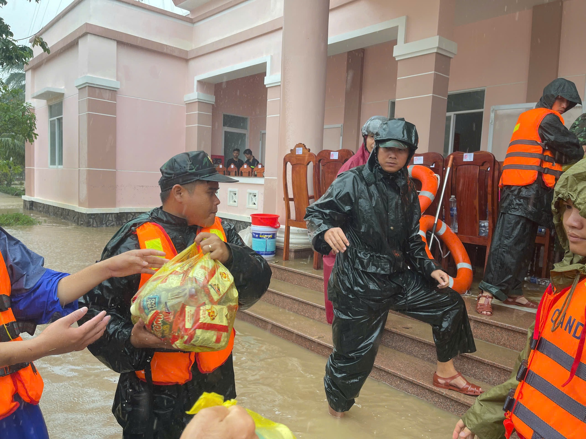 Xe thiết giáp vượt lũ tiếp tế thực phẩm cho người dân Đắk Lắk- Ảnh 2.