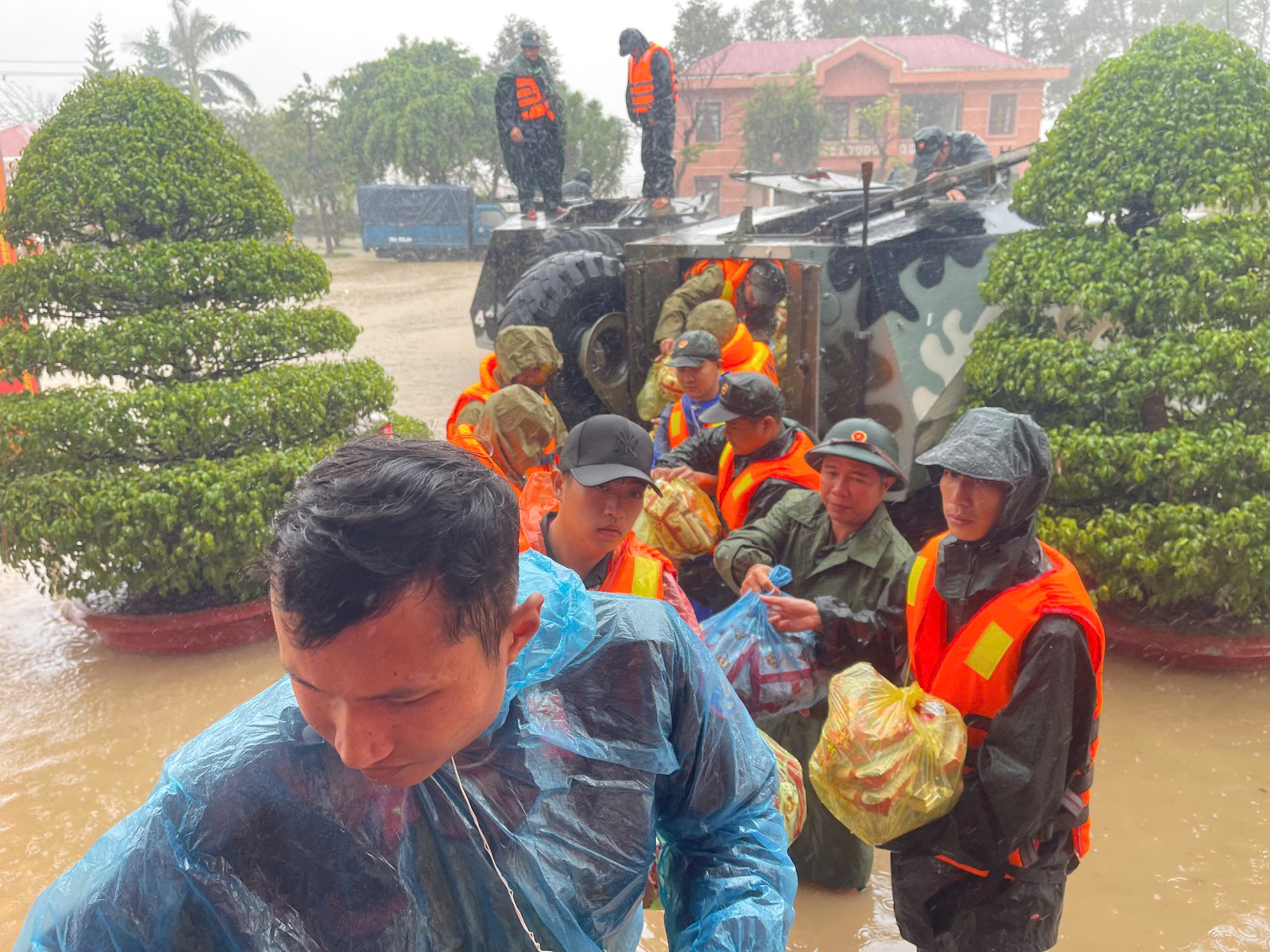 Xe thiết giáp vượt lũ tiếp tế thực phẩm cho người dân Đắk Lắk- Ảnh 3.