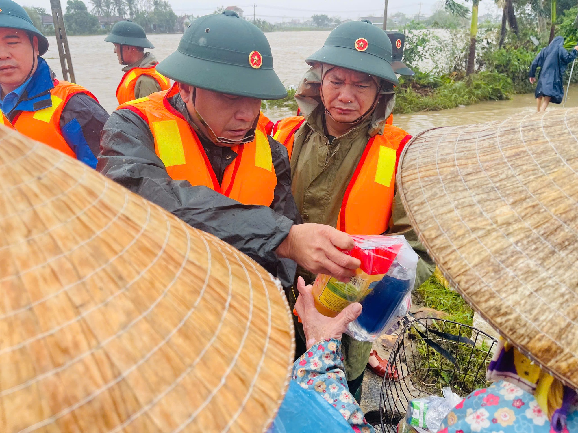 Tổng cục Chính trị thăm, động viên người dân vùng lũ Đắk Lắk và Gia Lai- Ảnh 4.