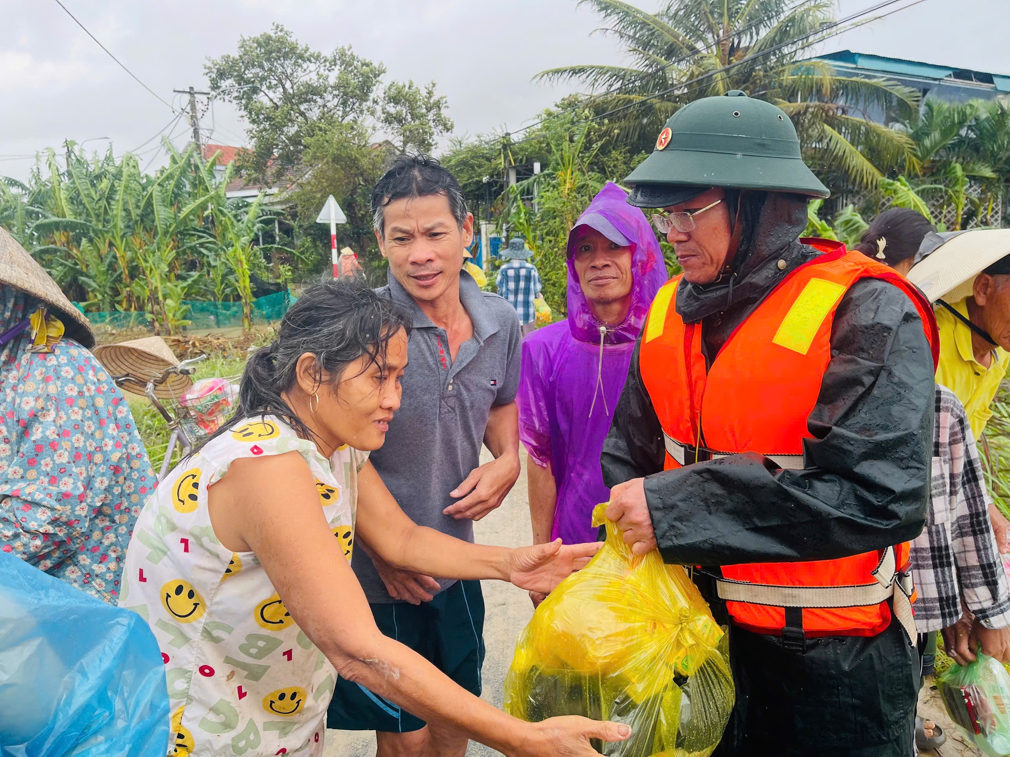 Tổng cục Chính trị thăm, động viên người dân vùng lũ Đắk Lắk và Gia Lai- Ảnh 2.