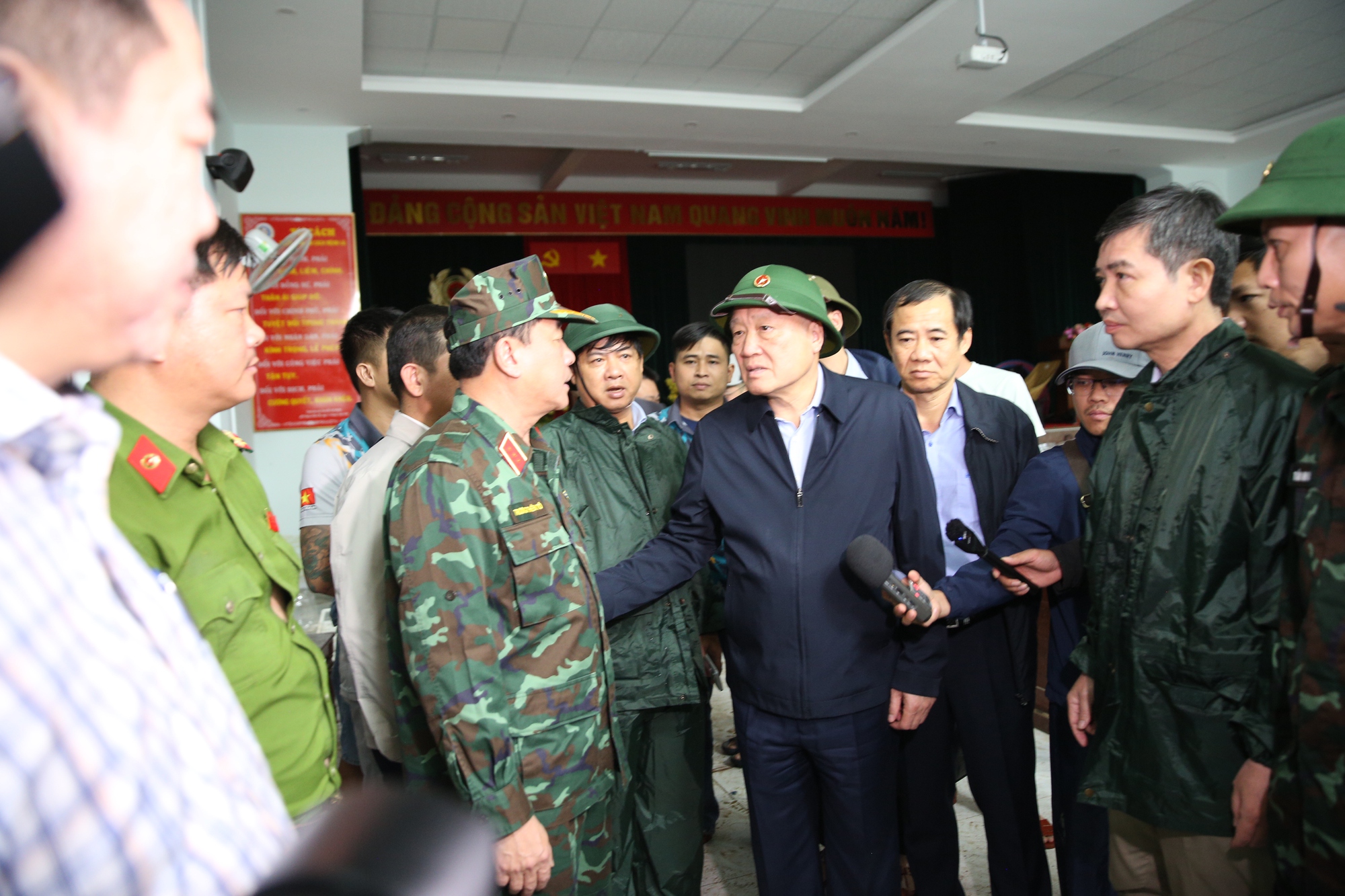 Nỗ lực giảm thiểu thiệt hại do mưa lũ gây ra- Ảnh 2. Nỗ lực giảm thiểu thiệt hại do mưa lũ gây ra- Ảnh 2.