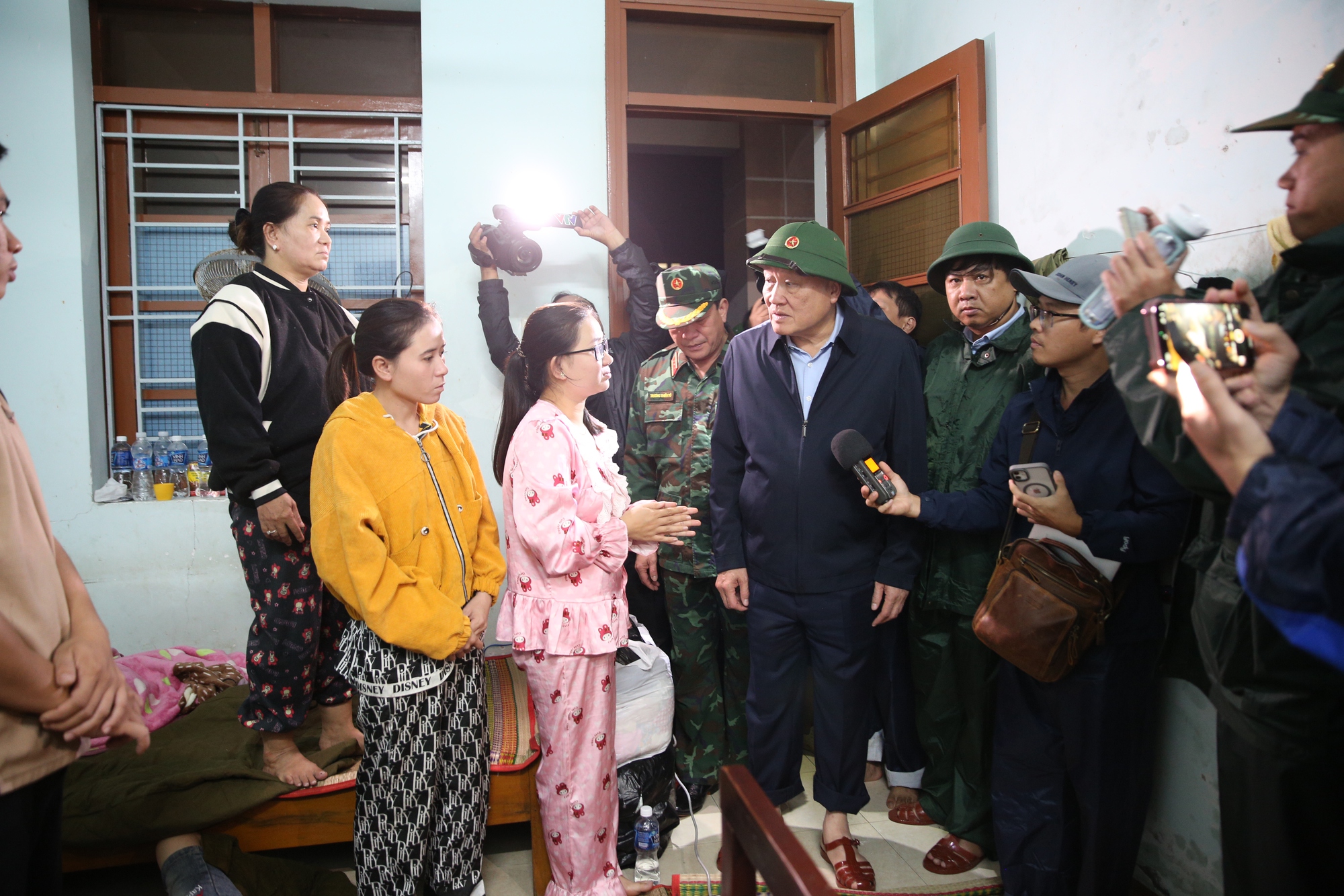 Nỗ lực giảm thiểu thiệt hại do mưa lũ gây ra- Ảnh 1. Nỗ lực giảm thiểu thiệt hại do mưa lũ gây ra- Ảnh 1.