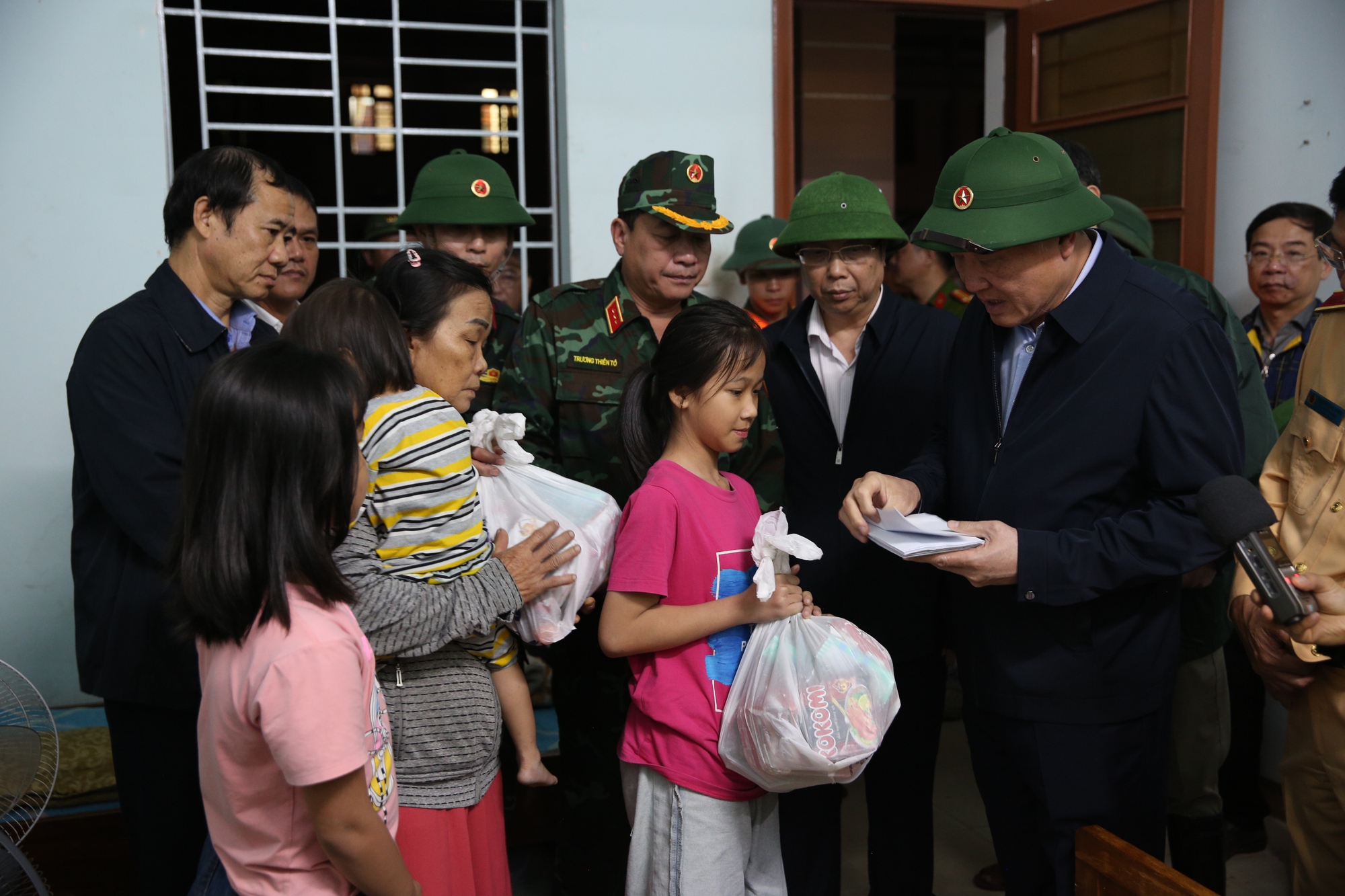 Nỗ lực giảm thiểu thiệt hại do mưa lũ gây ra- Ảnh 3. Nỗ lực giảm thiểu thiệt hại do mưa lũ gây ra- Ảnh 3.
