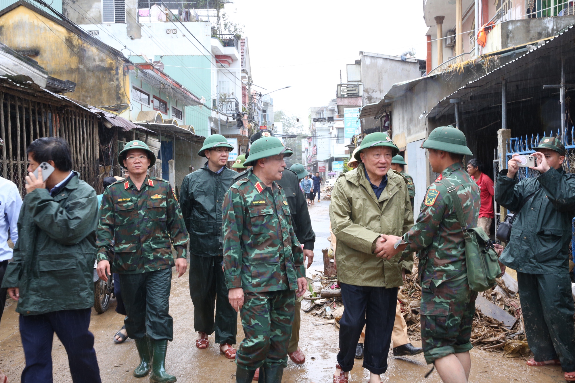 Đắk Lắk sớm khôi phục lại hoạt động kinh tế, ổn định đời sống người dân vùng lũ- Ảnh 3.