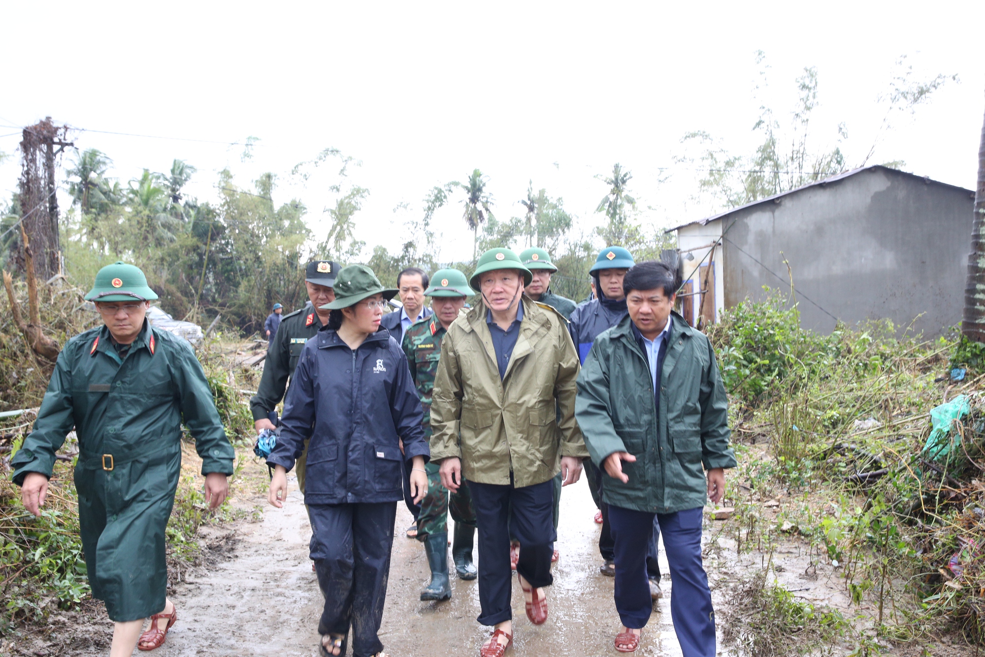 Đắk Lắk sớm khôi phục lại hoạt động kinh tế, ổn định đời sống người dân vùng lũ- Ảnh 1.
