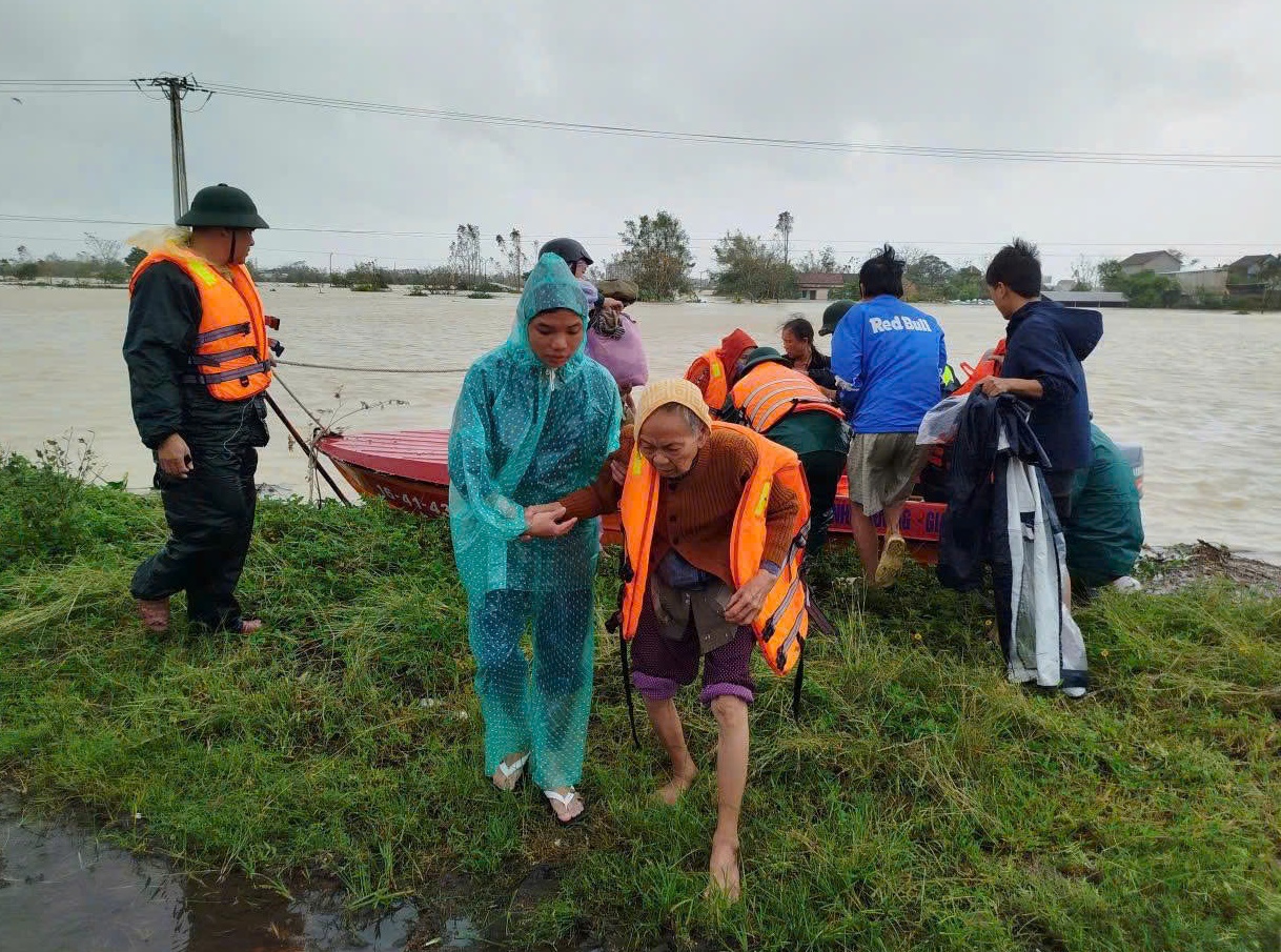 Gia Lai hỗ trợ gạo, kinh phí trong 3 tháng cho các hộ có nhà bị ngập- Ảnh 1.
