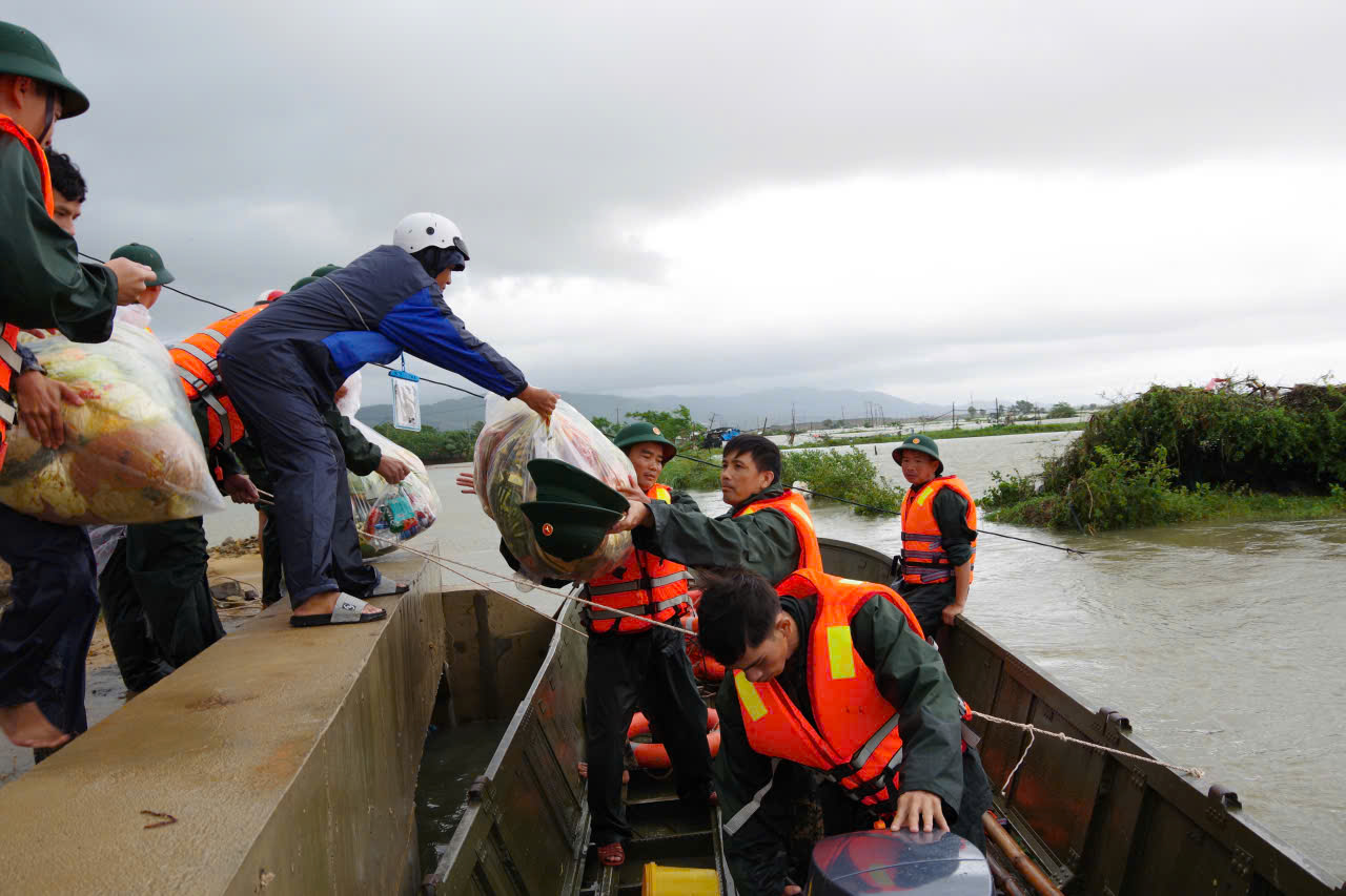Bộ đội vượt lũ, đưa hàng cứu trợ vào thôn có trên 600 dân bị cô lập- Ảnh 1.