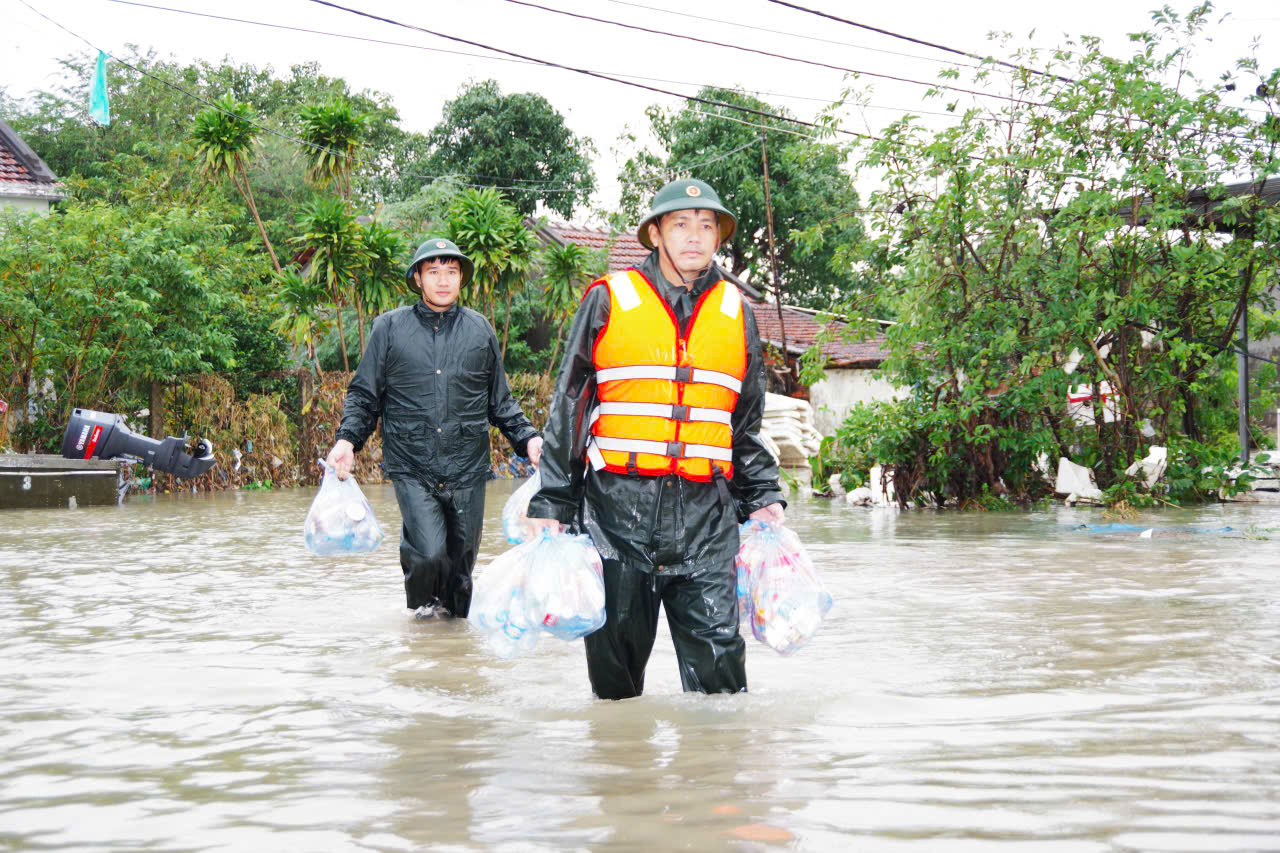 Bộ đội vượt lũ, đưa hàng cứu trợ vào thôn có trên 600 dân bị cô lập- Ảnh 5.
