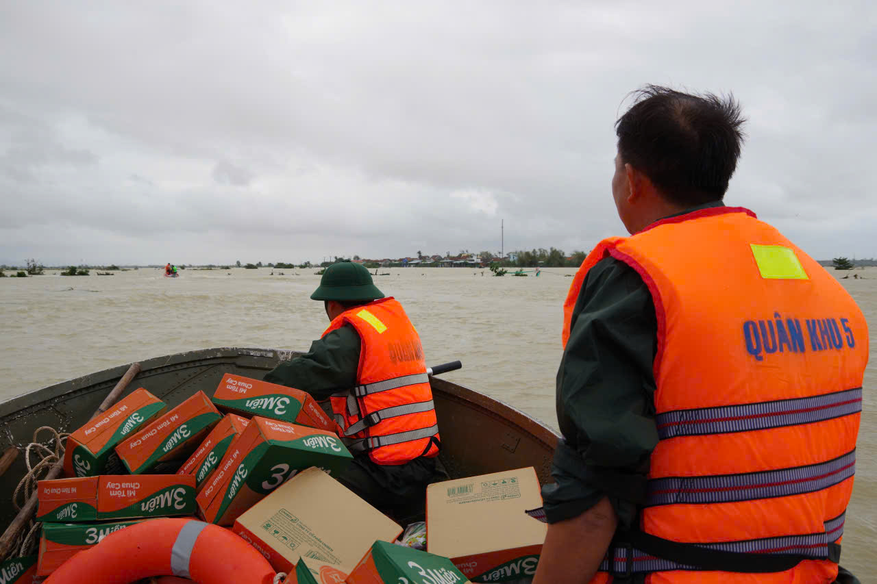 Bộ đội vượt lũ, đưa hàng cứu trợ vào thôn có trên 600 dân bị cô lập- Ảnh 2.