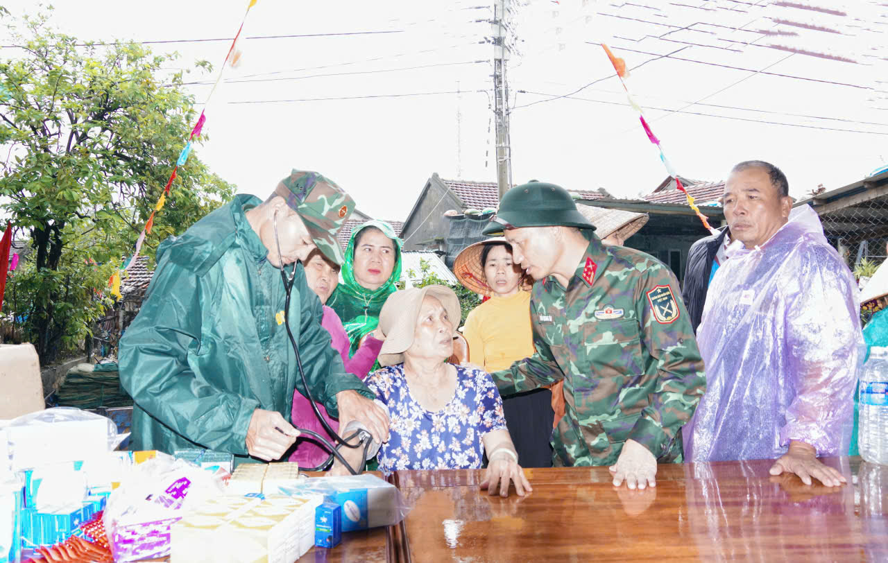 Bộ đội vượt lũ, đưa hàng cứu trợ vào thôn có trên 600 dân bị cô lập- Ảnh 6.