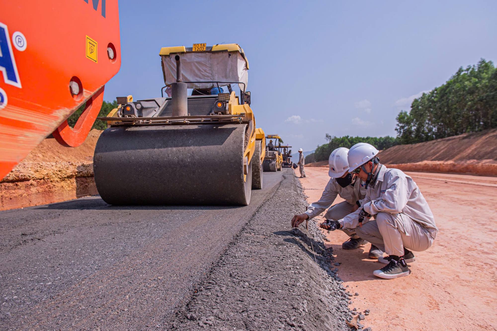 Khẩn trương khôi phục công trường thi công cao tốc sau mưa lũ- Ảnh 2.