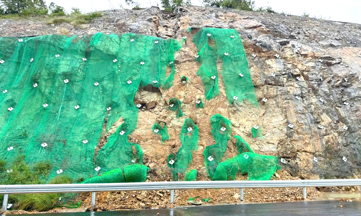 Khẩn trương khôi phục công trường thi công cao tốc sau mưa lũ- Ảnh 1. Khẩn trương khôi phục công trường thi công cao tốc sau mưa lũ- Ảnh 1.