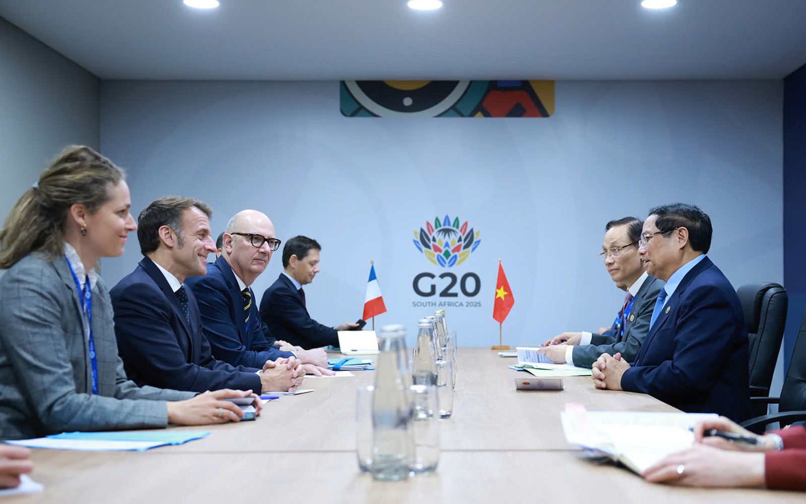 Thủ tướng Phạm Minh Chính gặp Tổng thống Pháp Emmanuel Macron