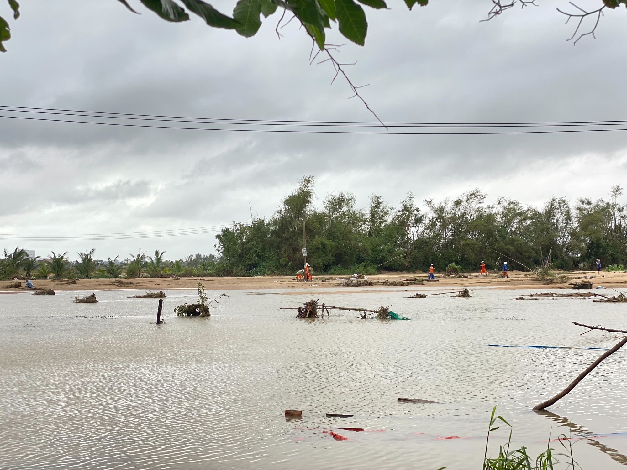 Nhiều khu vực ở Đắk Lắk chưa thể đóng điện trở lại- Ảnh 1.