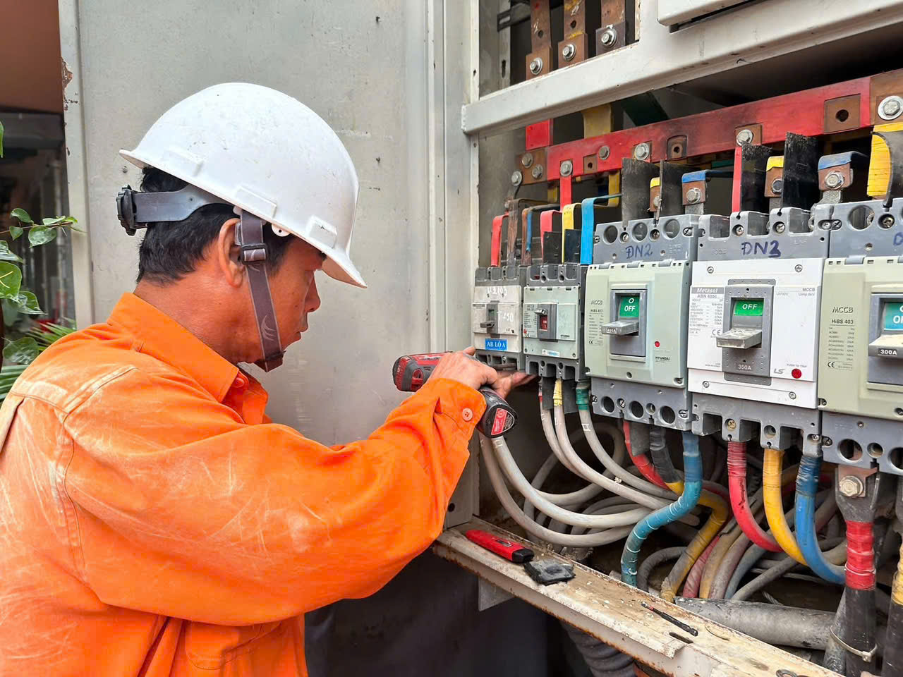 Nhiều khu vực ở Đắk Lắk chưa thể đóng điện trở lại- Ảnh 2.