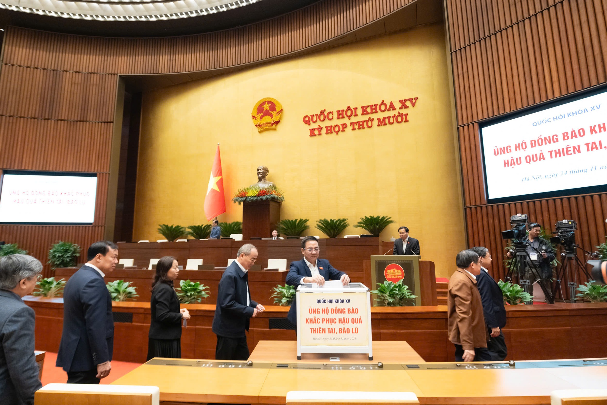 Quốc hội tổ chức quyên góp ủng hộ đồng bào khắc phục hậu quả thiên tai, mưa lũ- Ảnh 3.