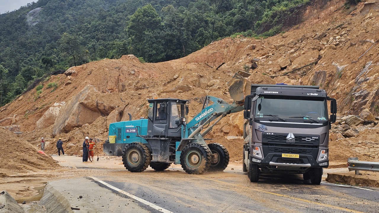 Phát huy '4 tại chỗ', nỗ lực thông tuyến đường bộ, đường sắt trước ngày 25/11- Ảnh 1.